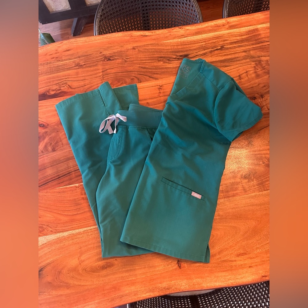 FIGS SCRUBS- HUNTER GREEN